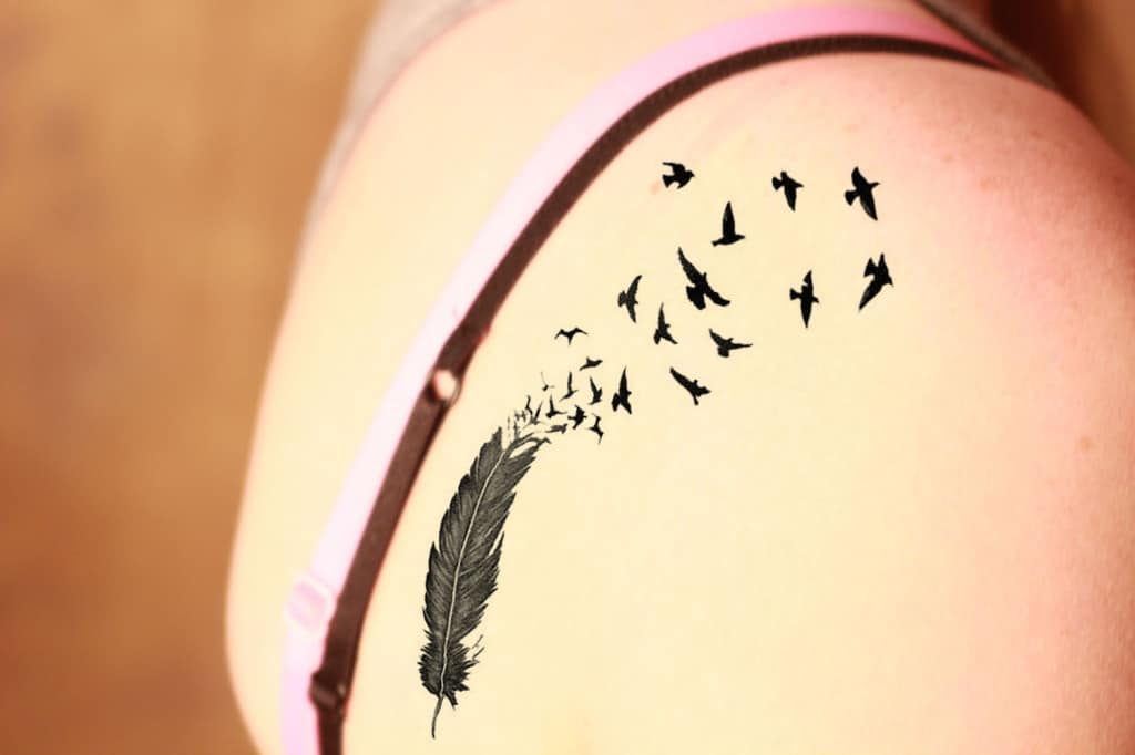 Le tatouage plume, une tendance toute en douceur !1