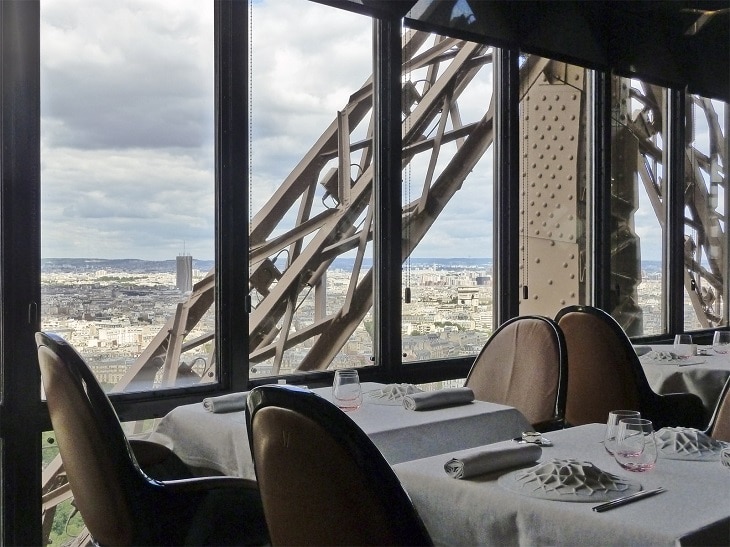 Vue sur Paris depuis le restaurant, au 2e étage de la Tour Eiffel.