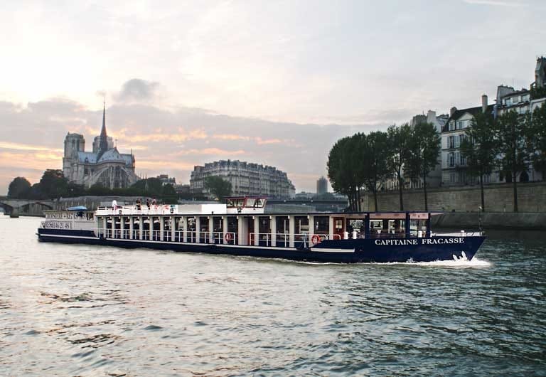 Faites-vous plaisir avec un dîner croisière sur la Seine !