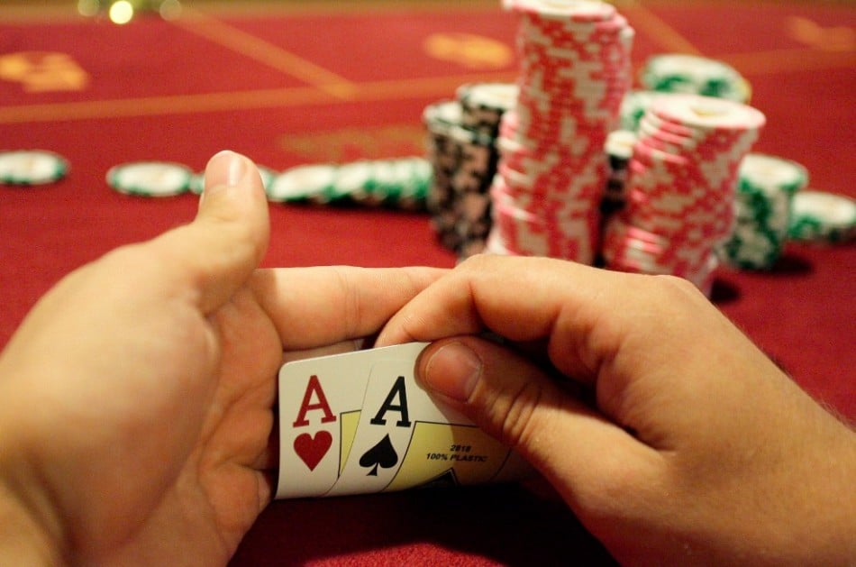 Joueur de poker qui bluffe